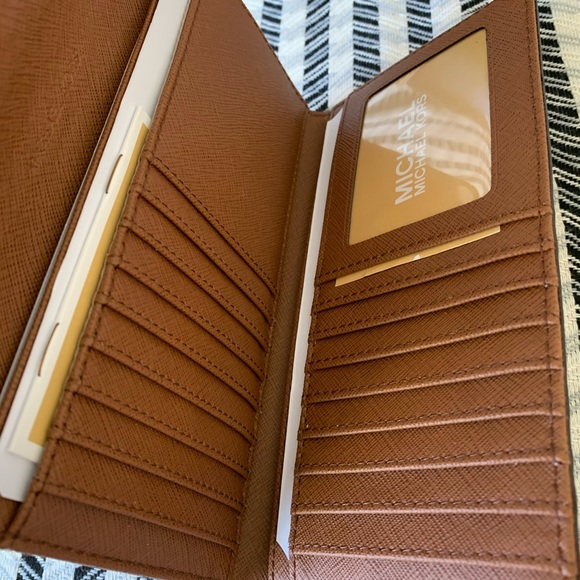 Michael Kors Jet Travel Carryall Trifold Wallet - Picture 6 of 8